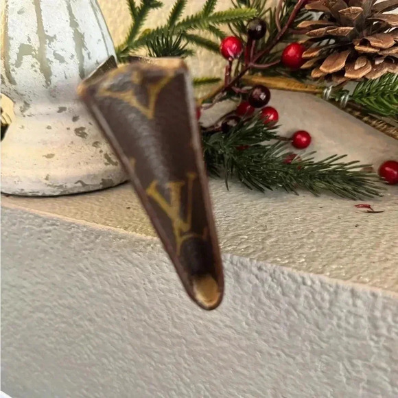 - Louis Vuitton monogram, eye glass case like new - Picture 7 of 14